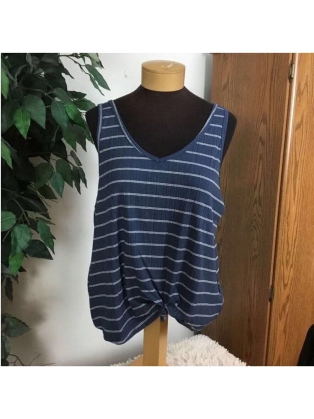 SO double V Neck knotted front tank top Woman’s Juniors size XL blue white